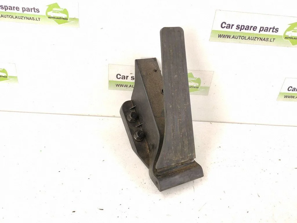 Accelerator throttle pedal