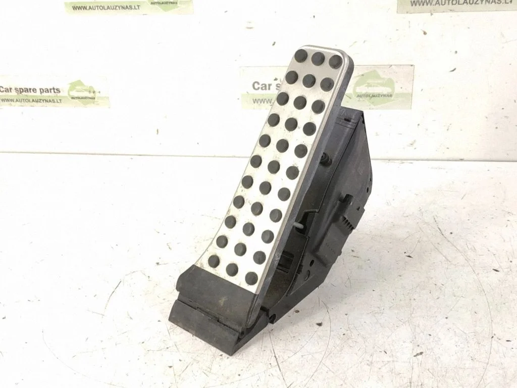 Accelerator throttle pedal