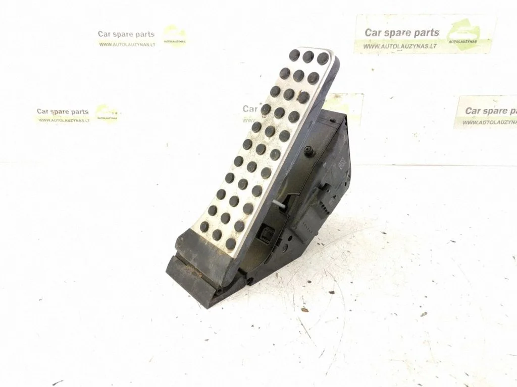 Accelerator throttle pedal
