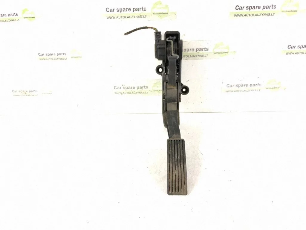 Accelerator throttle pedal