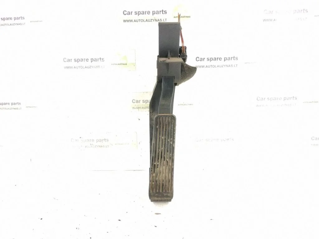Accelerator throttle pedal