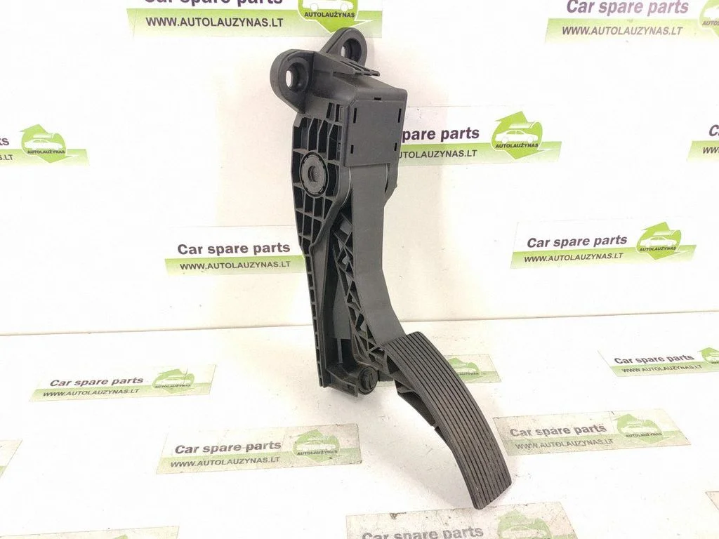 Accelerator throttle pedal
