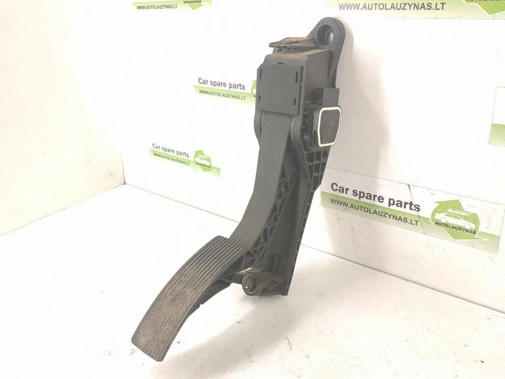 Accelerator throttle pedal
