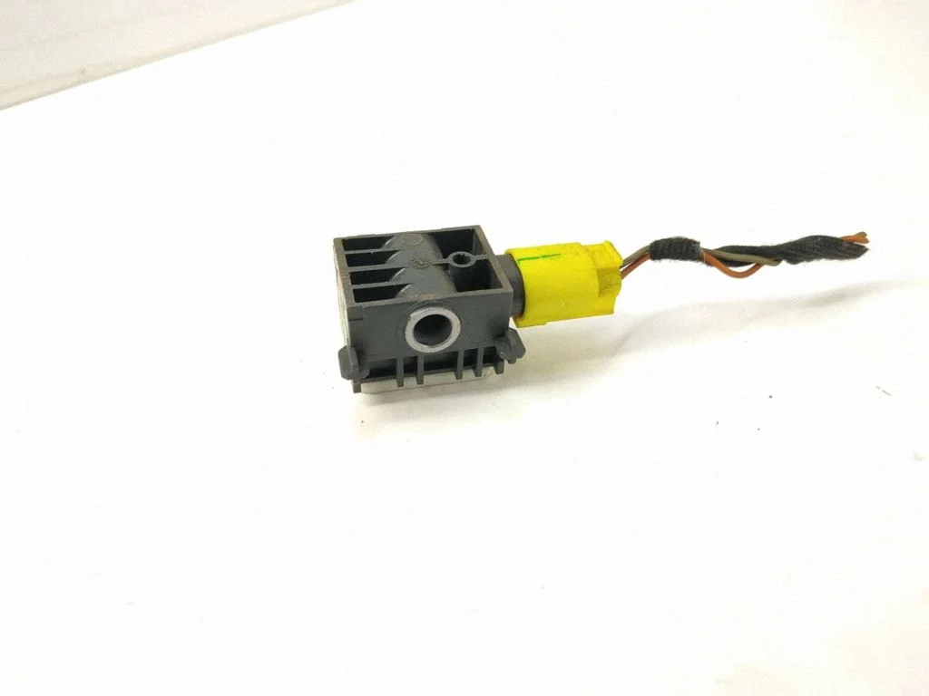 Drošības spilvenu trieciena sensors – kreisā