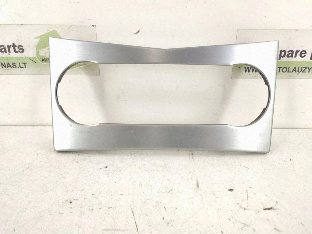 Radio/GPS head unit trim
