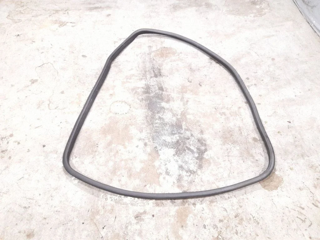 Rubber seal rear door window/glass – rear right