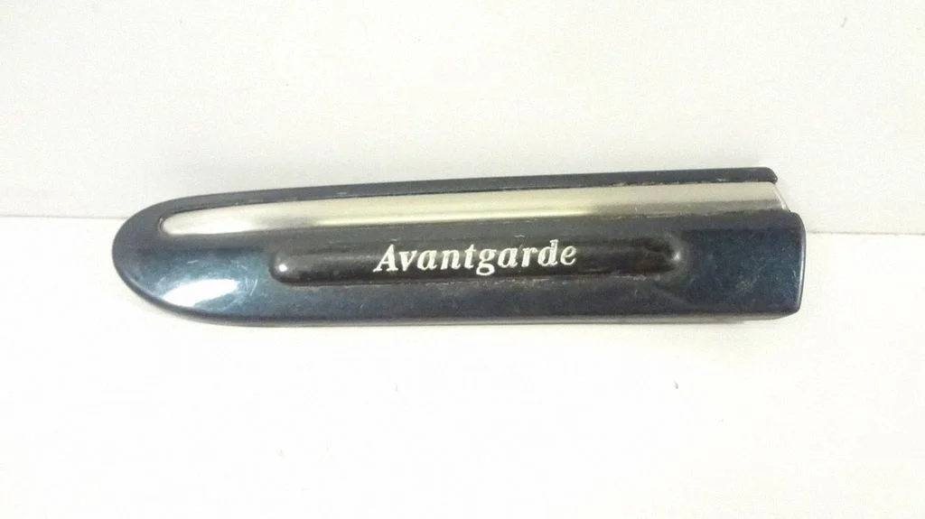 Fender trim (molding) – front left