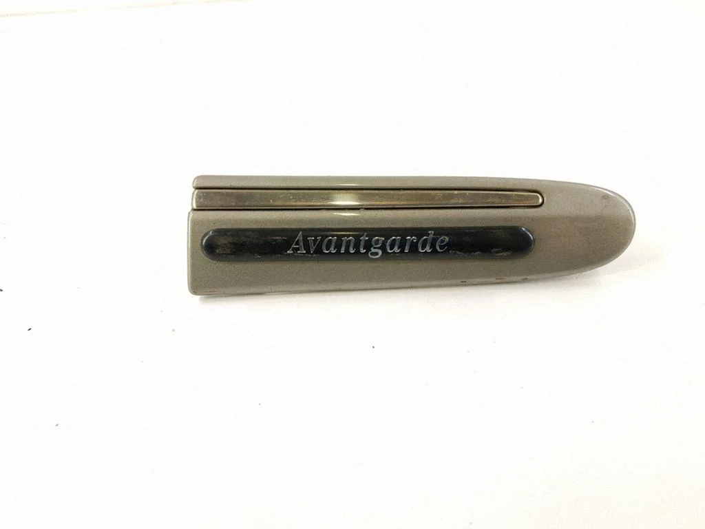 Spārna apdare (moldings) – priekšējā labā