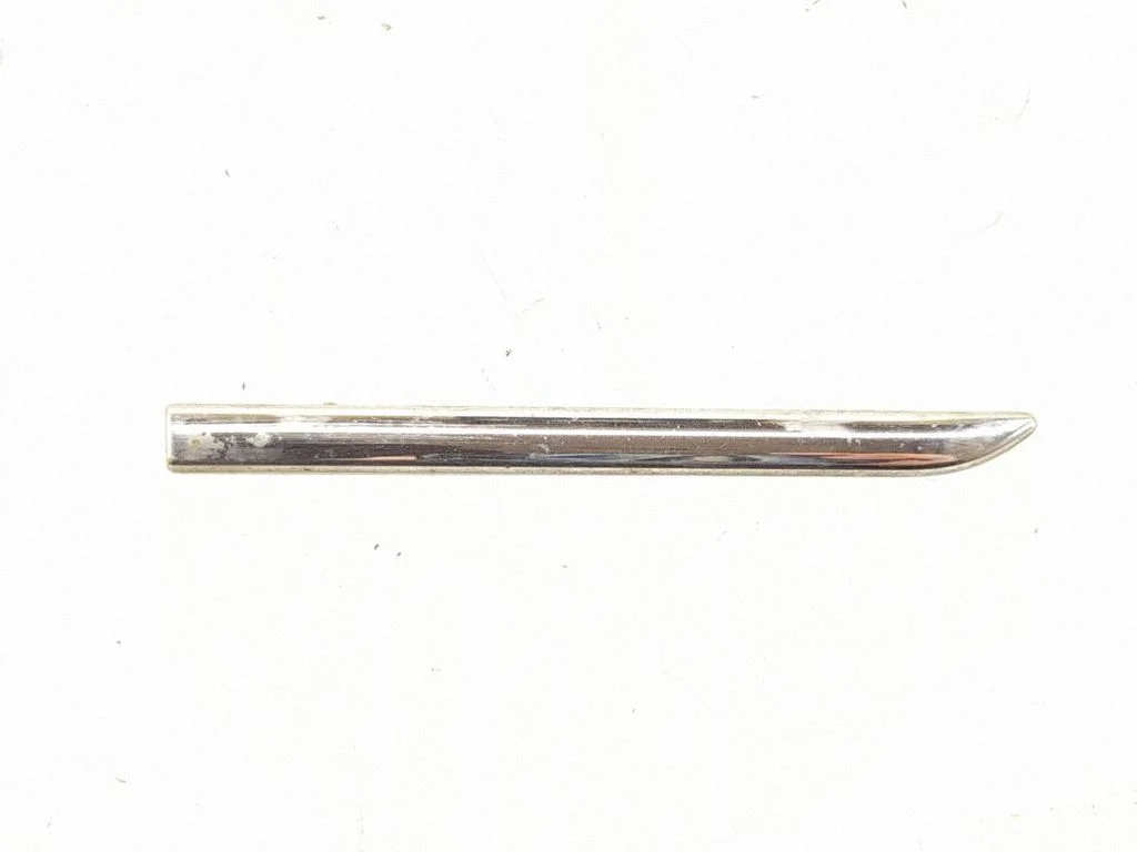 Spārna apdare (moldings) – priekšējā kreisā