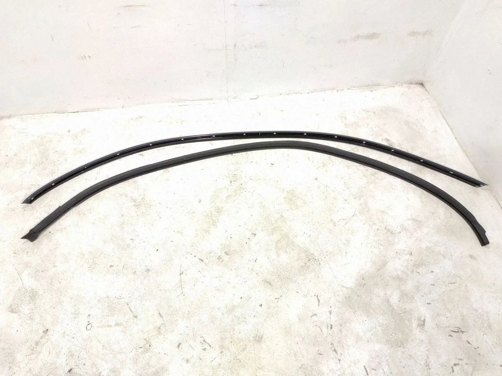 Roof trim bar molding cover – right