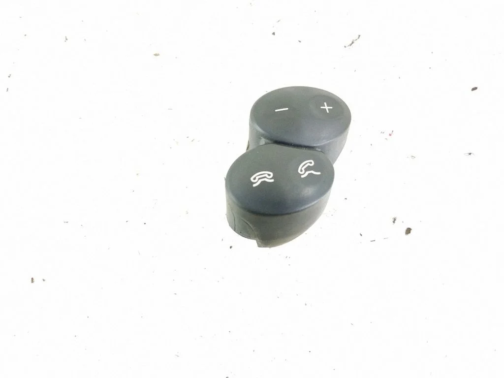 Steering wheel buttons/switches – right