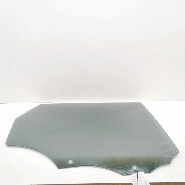 Rear door window glass LR043951