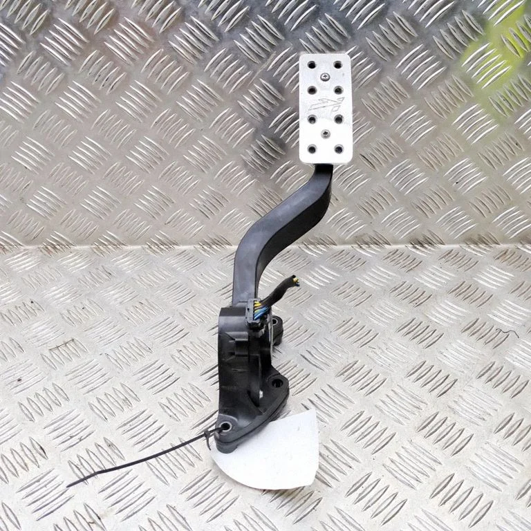 Accelerator throttle pedal LR062130
