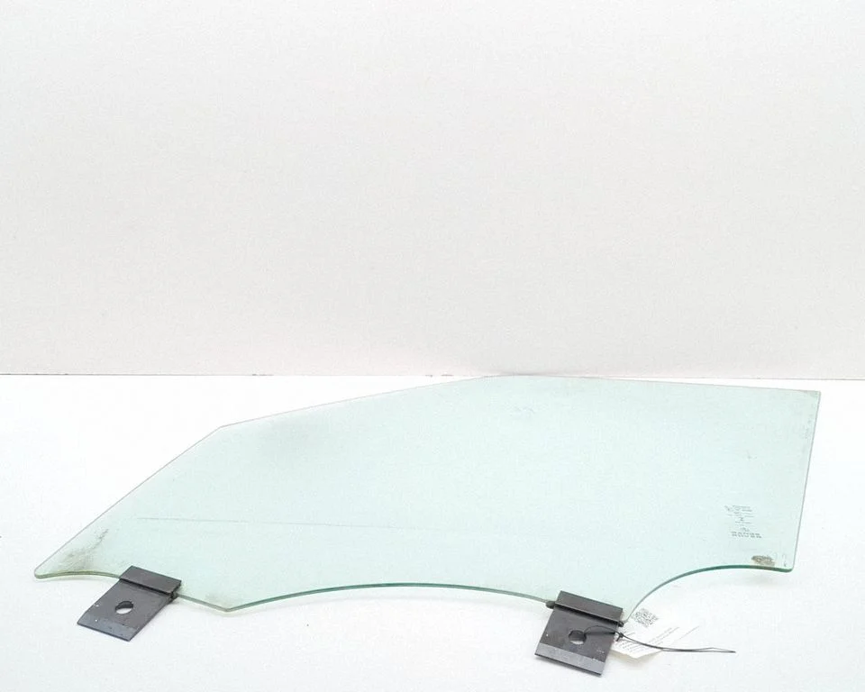Front door window glass four-door LR043947
