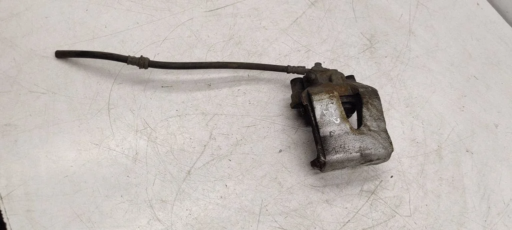 Front brake caliper – front right