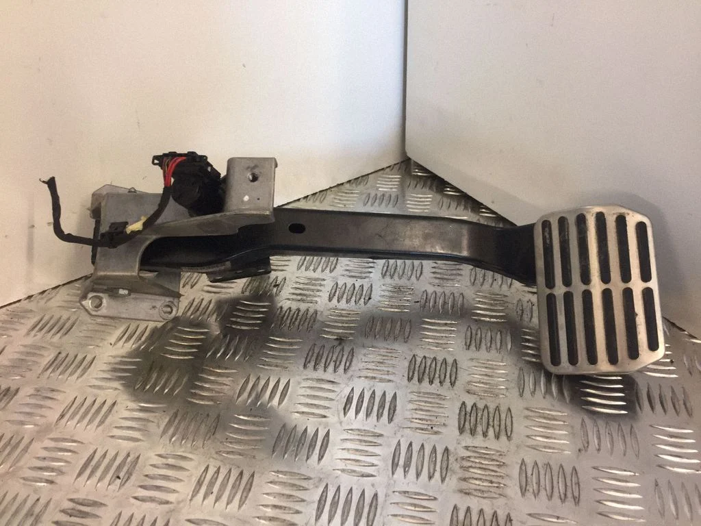 Brake pedal – Volkswagen Phaeton (2002-2016)