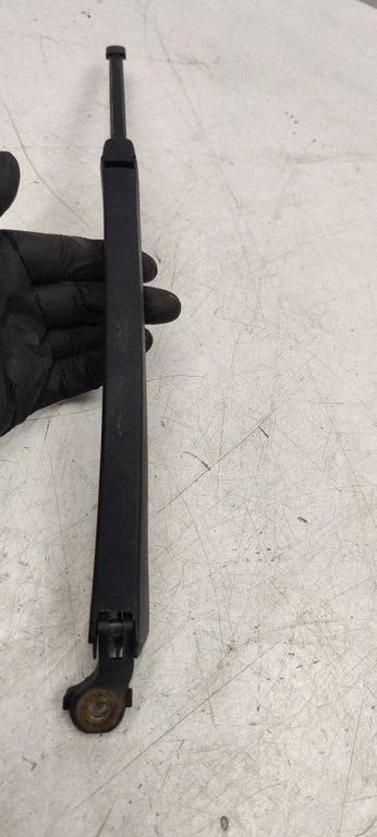 Rear wiper blade arm