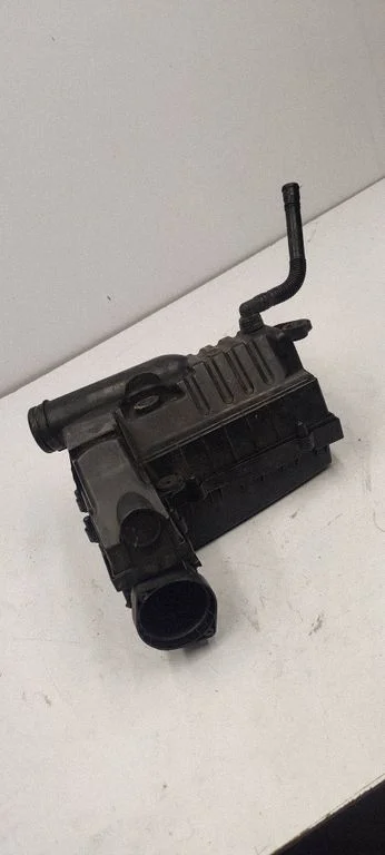Air filter box – Volkswagen Touran I (2003-2010)