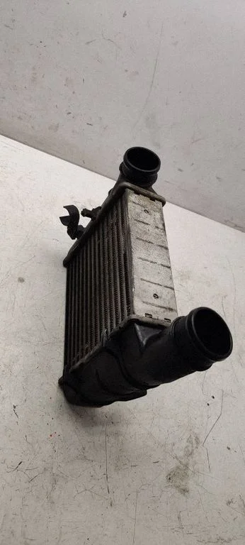 Vahejahuti radiaator 8E0145805S