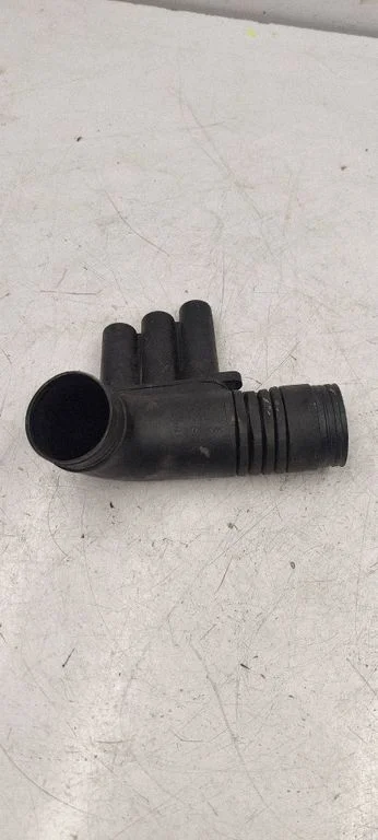 Air intake hose/pipe 04E129651C