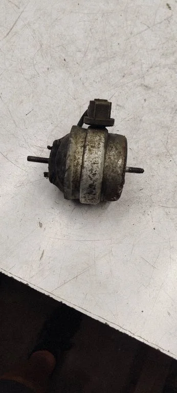 Engine mount bracket 8E0199379