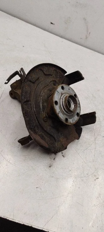 Front wheel hub spindle knuckle – right