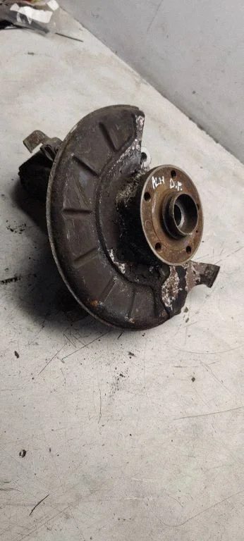 Front wheel hub – right