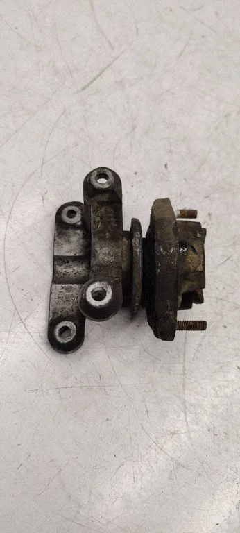 Gearbox mounting bracket
