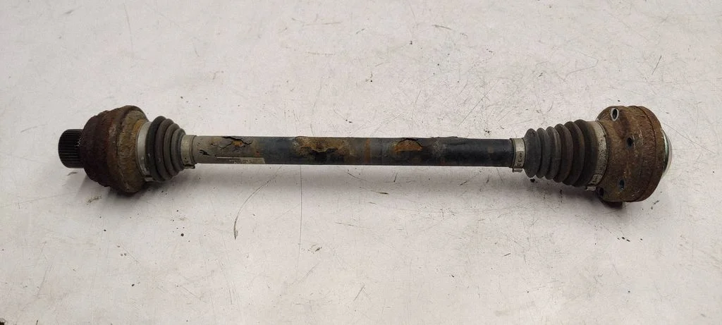 Tagumine pooltelg 8R0501203C