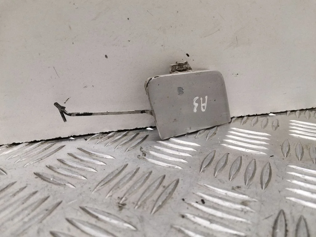 Eesmise pukseerimiskonksu kate – Audi A3 S3 8P (2003-2012)