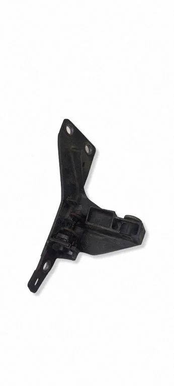 Front bumper mounting bracket 8E0805364