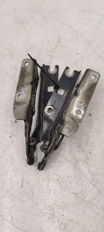 Engine bonnet/hood hinges 1KM823302