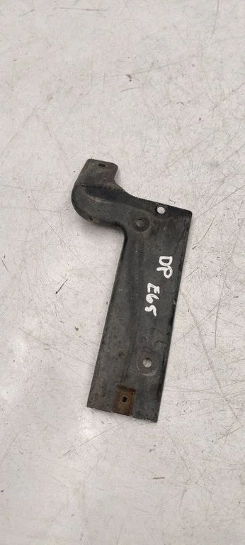 Front bumper mounting bracket 7075074