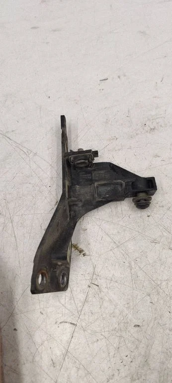 Front bumper mounting bracket 8E0805363