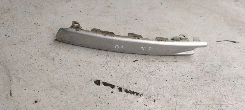 Front bumper splitter molding 3c0807645A