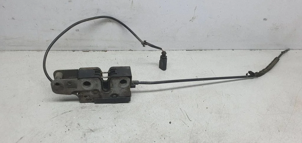 Zamek maski – Volkswagen Passat B6 (2005-2010)