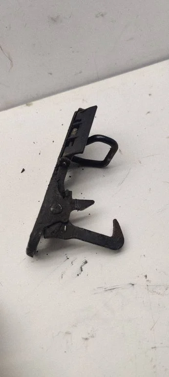 Engine bonnet/hood lock/latch loop/hook 1K0823480
