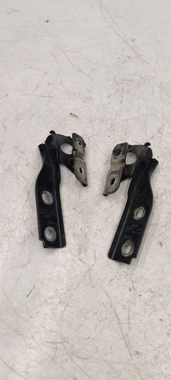 Engine bonnet/hood hinges 8P0823301B