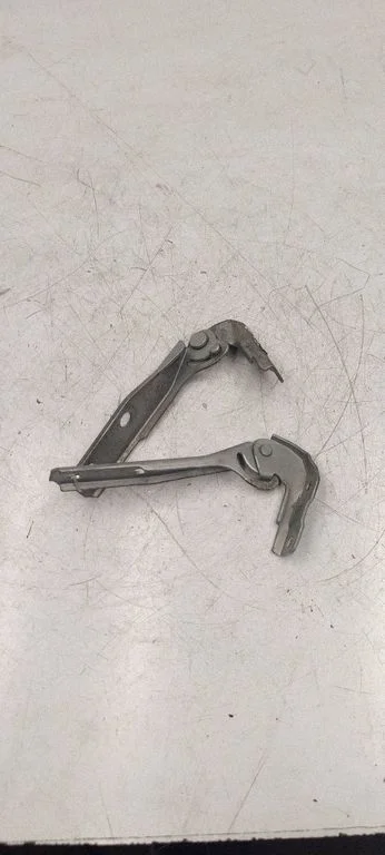 Engine bonnet/hood hinges 8P0823301