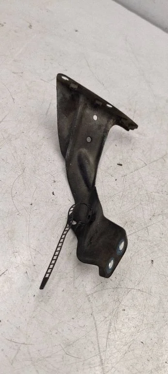 Fender mounting bracket 8E0821135