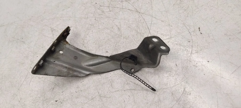 Fender mounting bracket 8E0821135