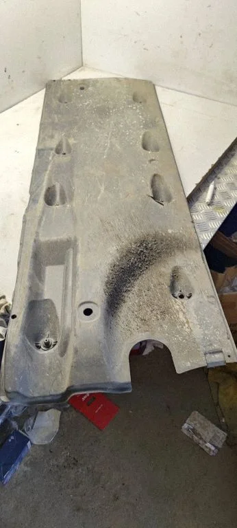 Center/middle under tray cover 5c6825202
