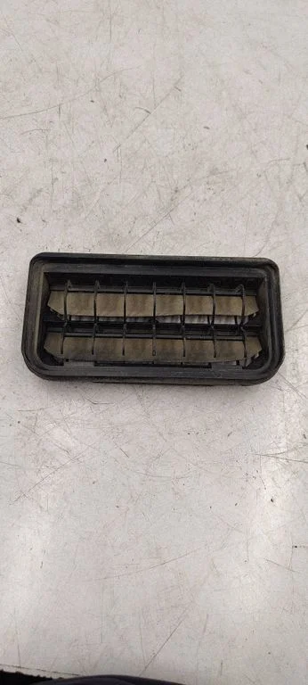 Quarter panel pressure vent 3C0819465