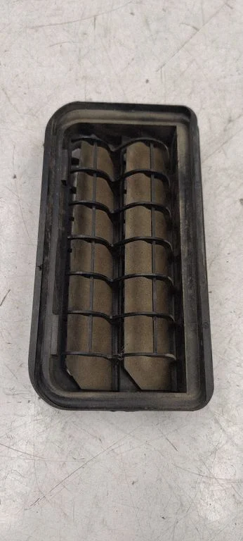 Quarter panel pressure vent 3C0819465