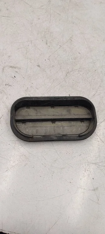 Quarter panel pressure vent 6R0819465A