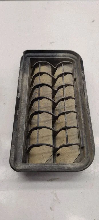 Quarter panel pressure vent 3c0819465