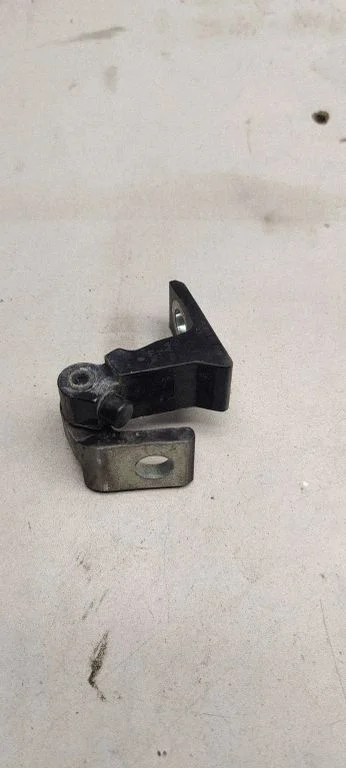 Front door upper hinge 8x0831404e
