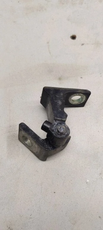 Front door upper hinge 8x0831403e