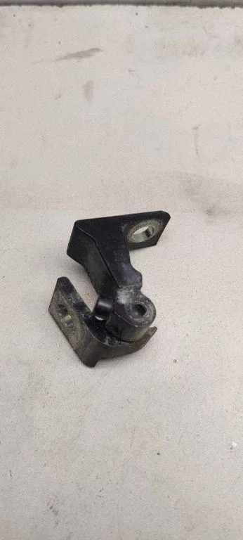 Front door upper hinge 8x0831403e
