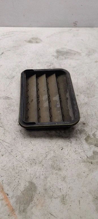 Quarter panel pressure vent 7PP819181A